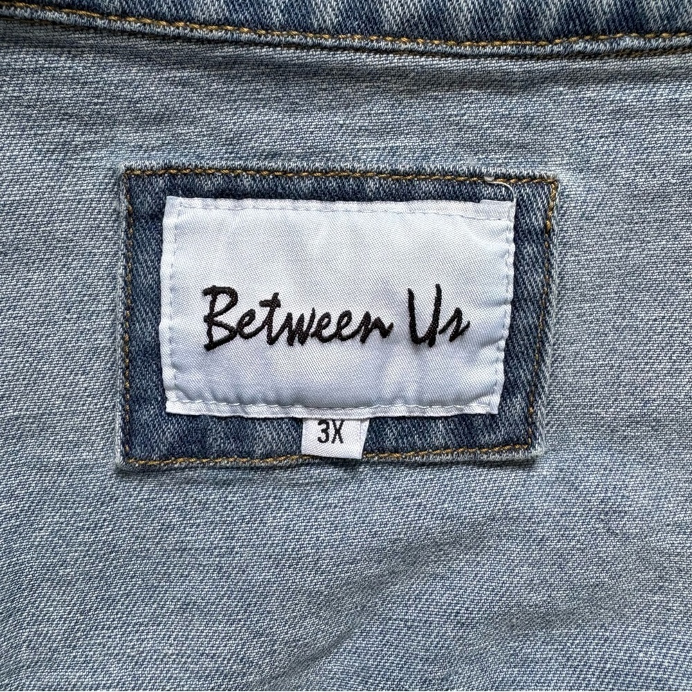 BETWEEN US Oversized Denim Jacket Women’s 3X Light Wash 100% Cotton Jean - Picture 3 of 8